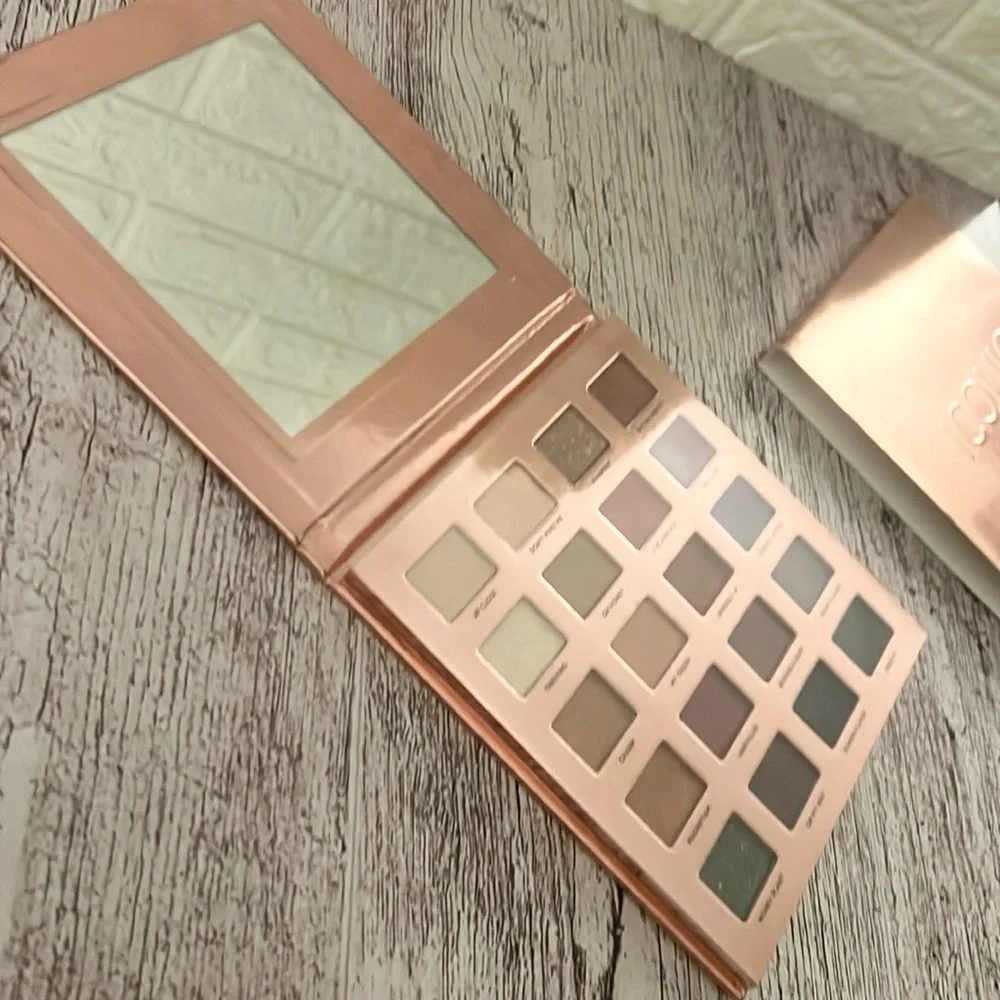 Iconic London DESK TO DANCE EYESHADOW PALETTE brand new in box! - Picture 4 of 14